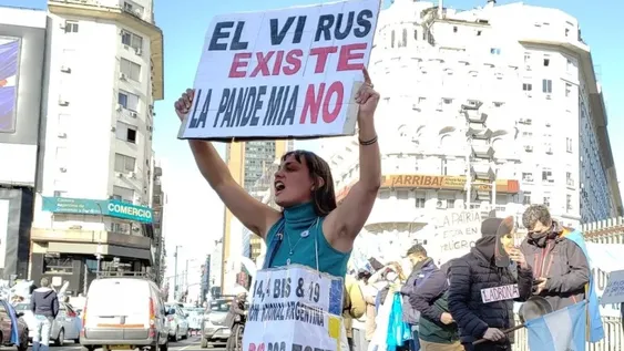 Advierten cómo las fake news son una amenaza al fin de la pandemia