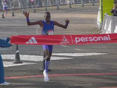 Bethwel Kibet Chumba cruzando la meta. Bethwel Kibet Chumba cruzando la meta.