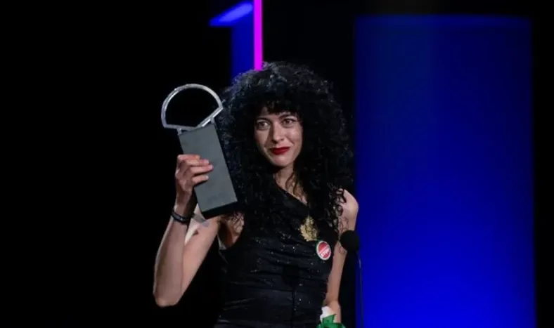 La actriz Camila Plaate recibió el galardón.