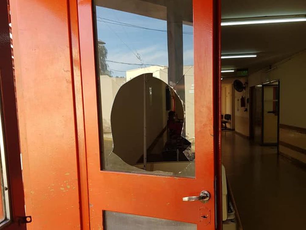 El hospital de Caucete arremete contra la familia que reclamó atención y provocó daños: los denunció
