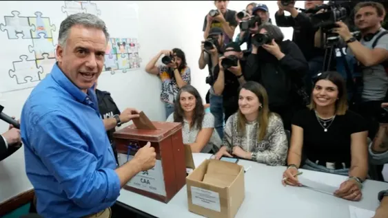 Electo. Yamandú Orsi, del Frente Amplió, votó ayer en el balotaje y por la noche se supo ganador. El presidente Lacalle Pou lo felicitó por la victoria.