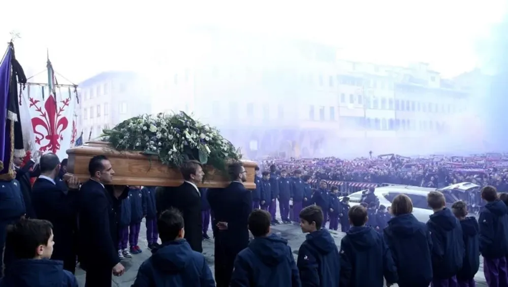 Miles de personas en un emotivo adiós a Davide Astori