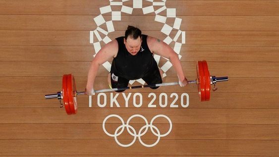 Laurel Hubbard, la levantadora de pesas transgénero que hizo historia olímpica en medio de un gran debate