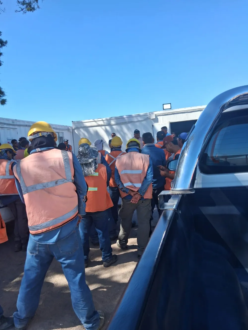 Asamblea de los obreros, repreesentados por la UOCRA, y las empresas.