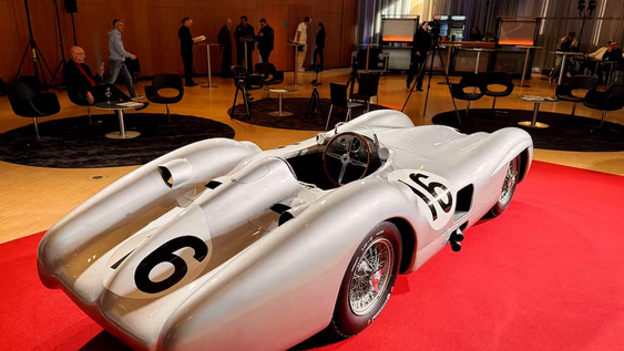 La Flecha de Plata vuelve a rodar en el deporte argentino con Colapinto al volante.