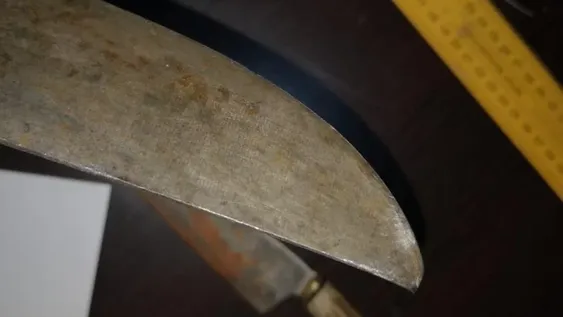 Le dio más de 20 puntazos a una puerta luego de que su pareja lo encerrara en una habitación