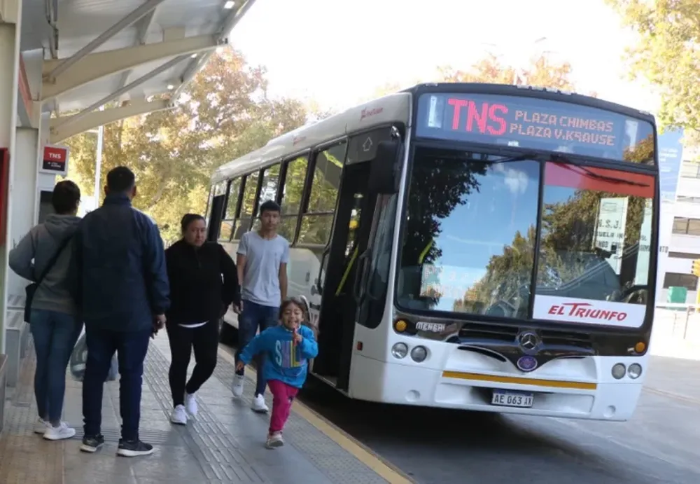 Intentó robar en un colectivo, el chofer cerró las puertas y atrapó al ladrón de un brazo y una pierna