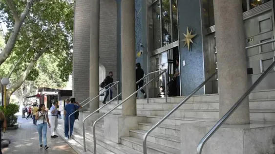Bancarios activaron la cláusula gatillo y firmaron una nueva suba salarial de 12%