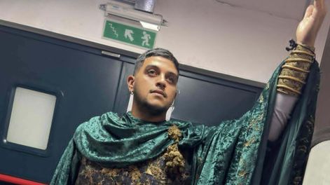 Walter Vilches, con su traje de Orfeo, en el Teatro Colón.