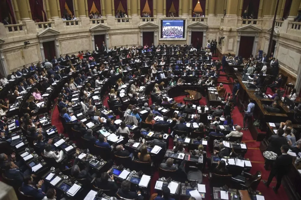 Siguen las negociaciones y Diputados reanuda a las 10 el tratamiento de la Ley Ómnibus