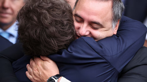 Javier Milei abrazando a Manuel Adorni.
