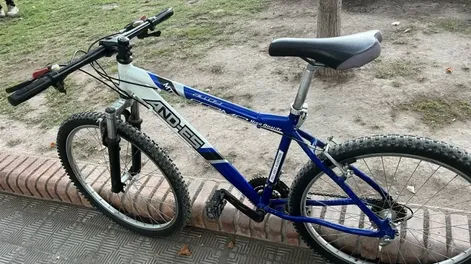 Cayó un hombre con una bicicleta robada en la Plaza 25 de Mayo