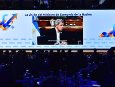 luis caputo en el coloquio de idea: adjudico la suba del riesgo pais a un shock externo y al temor a volver al infierno en 2027