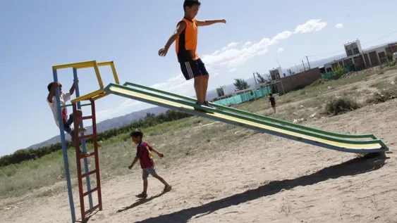 Tras dos años de pedir juegos infantiles les pusieron un tobogán, pero entre espinas