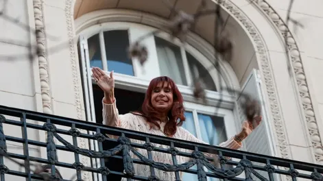 SALIÓ A SALUDAR. Cristina Kirchner salió al balcón de la casa donde vive junto a su hija para saludar a la militancia que mantiene una vigilia en la puerta del edificio ubicado en Constitución.