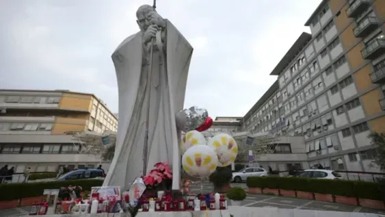 VIGILIA. Muestras de fe frente al hospital donde permanece internado el papa Francisco desde el 14 de febrero pasado, en Roma. Rosarios, fotos y velas pidiendo por su recuperación,