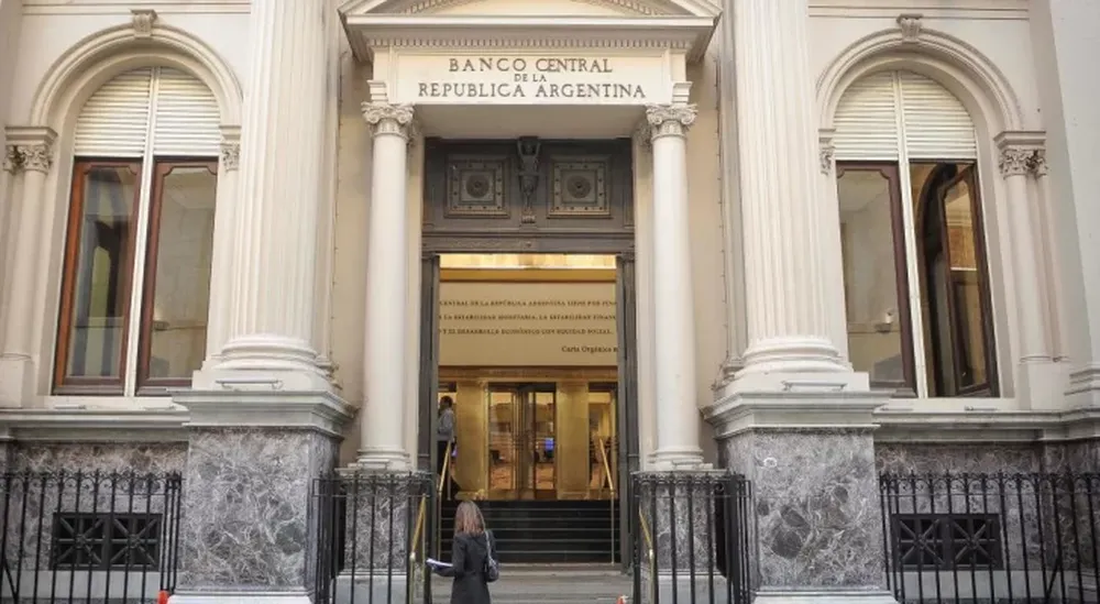 El BCRA publicó los nombres de las personas que compraron más de u$s10.000 este mes