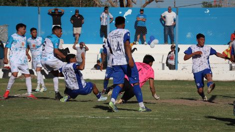 Adentro. El capitán Ema Castillo fue a buscar y abrió el marcador. Después, Albardón resolvería su victoria con el segundo gol ante Tupungato.