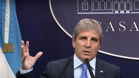 HISTÓRICO. El ministro Luis Caputo anunció el fin del cepo al dólar cuyo precio será actualizado al ritmo del 1% mensual.