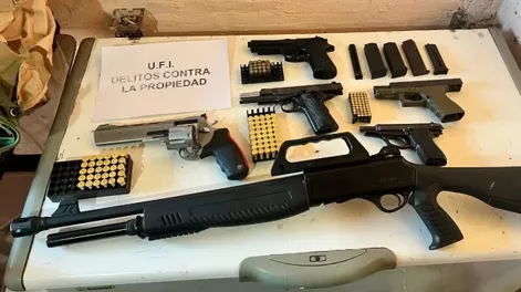 La Policía secuestró un arsenal de armas de fuego en un allanamiento en Villa del Sur