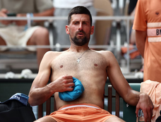 Novak Djokovic extenuado cayó en cinco sets y se despidió en tercera ronda de Roland Garros. Novak Djokovic extenuado cayó en cinco sets y se despidió en tercera ronda de Roland Garros.
