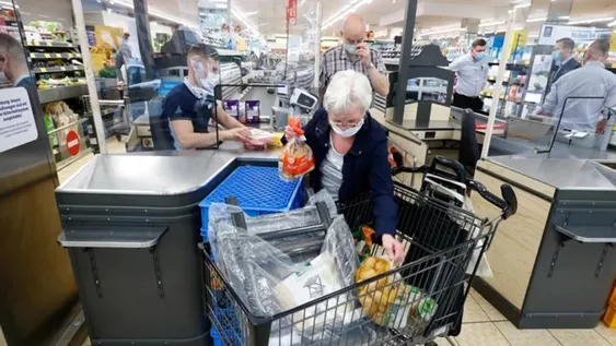 Lavar de noche, segundas marcas y menos vacaciones por la inflación