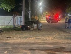 El conductor detenido con alcohol en sangre, en medio del procedimiento por el grave accidente ocurrido minutos previos en la intersección de Paula Albarracín de Sarmiento y Juan José Bustos, en Caucete. El conductor detenido con alcohol en sangre, en medio del procedimiento por el grave accidente ocurrido minutos previos en la intersección de Paula Albarracín de Sarmiento y Juan José Bustos, en Caucete.