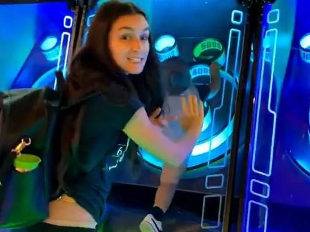 Un bebé quedó atrapado en un pinball y la desesperación de su madre se volvió viral