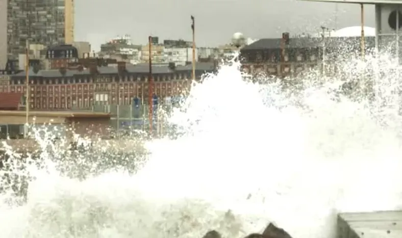 Una ola gigante sorprendió a los bañistas de Mar del Plata, Mar Chiquita y Santa Clara del Mar. (foto ilustrativa)