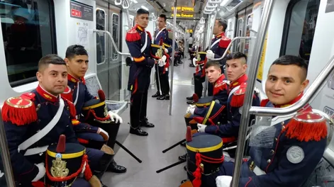 La postal de los Granaderos en el subte que se volvió viral