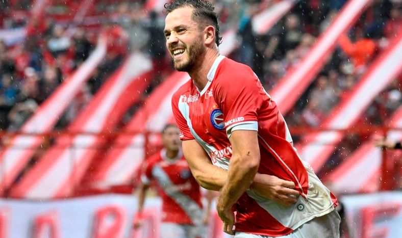 Goleador. Tomás Molina le dio el pase a la semifinal a Argentinos ante Huracán y este domingo jugará contra Belgrano.