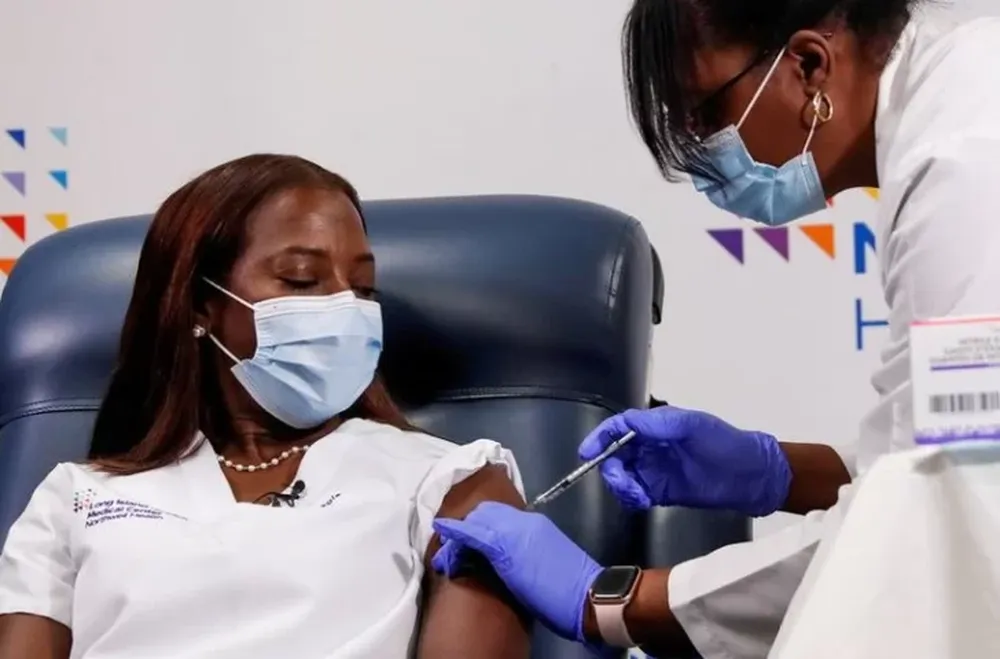 Pfizer y BioNTech anunciaron que no es necesaria otra vacuna contra las cepas británica y sudafricana del coronavirus