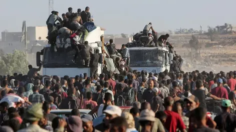 Tragedia en Gaza: volcó un camión que transportaba alimentos y murieron 20 personas