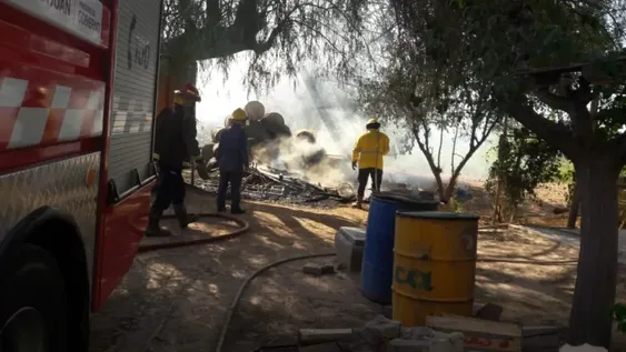 Feroz incendio arrasó un depósito en Pocito: creen que fue intencional