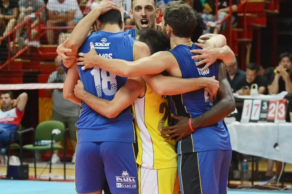 El equipo argentino de vóley, con 3 sanjuaninos, venció a Italia en el tie break y está en semis