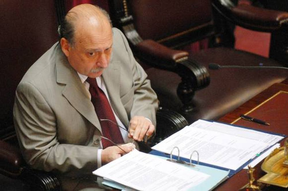 Senador K pide reconocer la derrota y abrir el diálogo