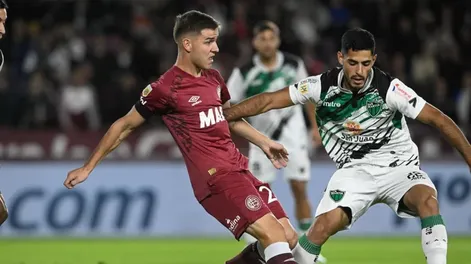 Diario de Cuyo | Presión. Jaurena intenta frenar la salida de Marcich en el primer tiempo. San Martín era más pero no lo tradujo en la red y eso le terminó pasando factura, cayendo en Lanús.