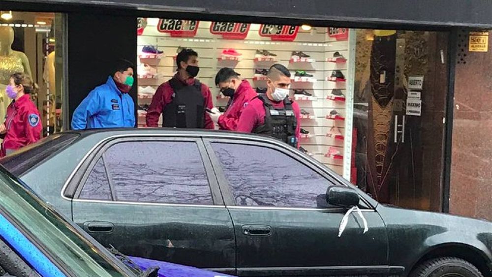 Un delincuente muerto y un zapatero baleado tras un asalto en Buenos Aires