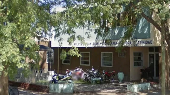 Tenía prohibido acercarse, pero igual saltó una puerta y le dio una trompada a su ex