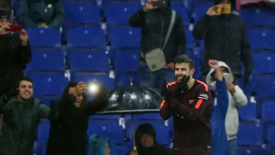 Piqué, héroe y villano en el derby catalán
