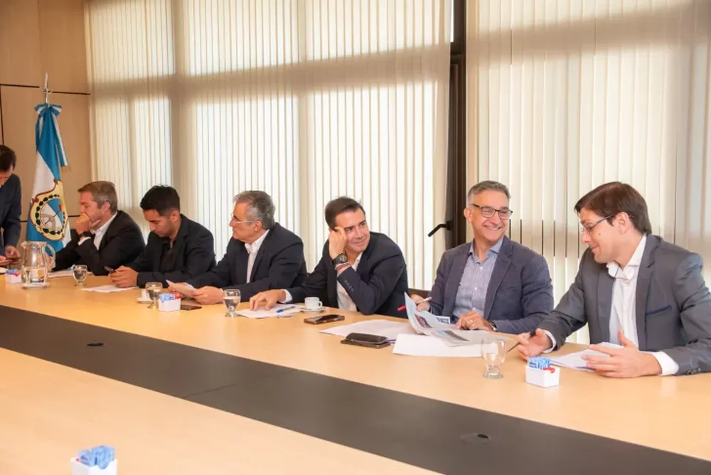 Los dialoguistas en la reunión con el secretario de Transporte.-