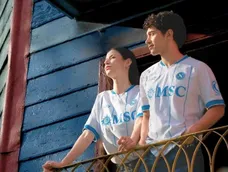 La indumentaria combina un fondo blanco con finas tiras verticales en color celeste, evocando de forma directa la camiseta de la Selección Argentina.&nbsp;