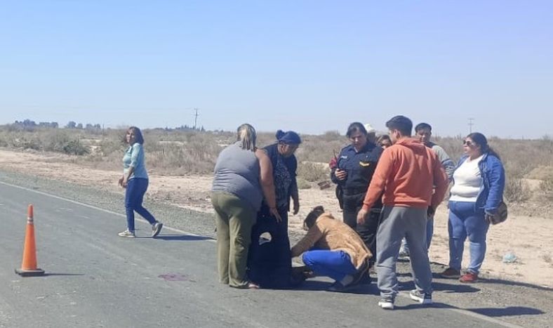 Una joven intentó cruzar la ruta y fue embestida por una mujer en moto: las dos terminaron hospitalizadas