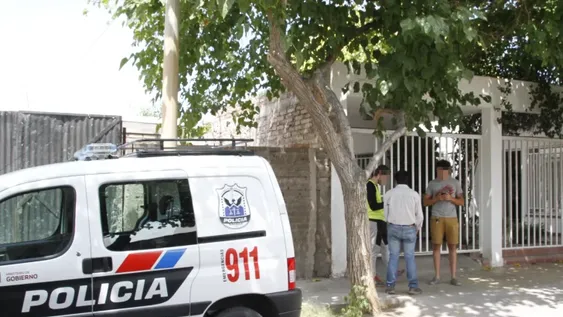 A golpes y un cuchillo, atacan a un ingeniero, roban y huyen en su auto