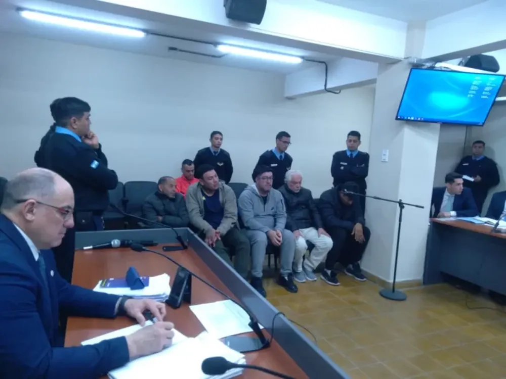 Los seis acusados escucharon los cargos de Fiscalía. El juez (izquierda) les dictó prisión preventiva a todos, pero 2 de ellos podrán cumplirla con modalidad domiciliaria.