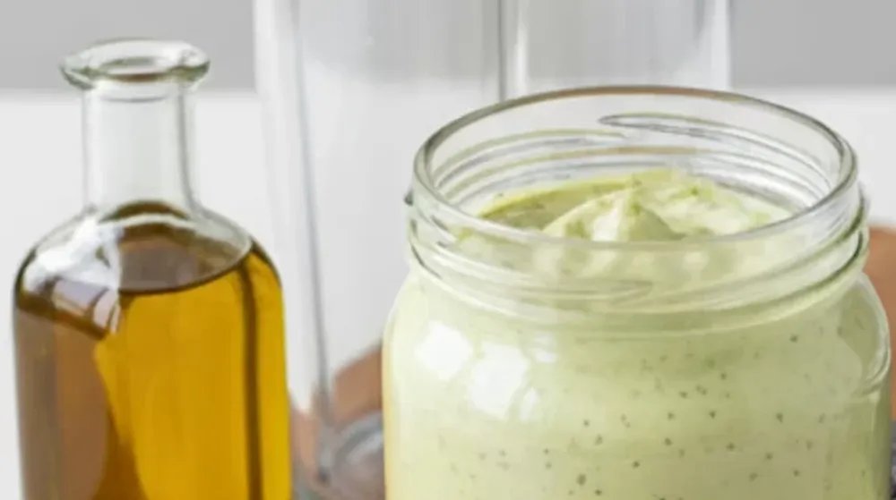 Receta de mayonesa saludable con huevo cocido y palta.