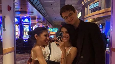 Una de las siamesas influencers presentó a su novio y contó cómo es el acuerdo íntimo que tiene con su hermana