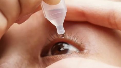 Chau a los lentes. Una sola gota, que empieza actuar después de los 30 minutos, corrige la visión de cerca.