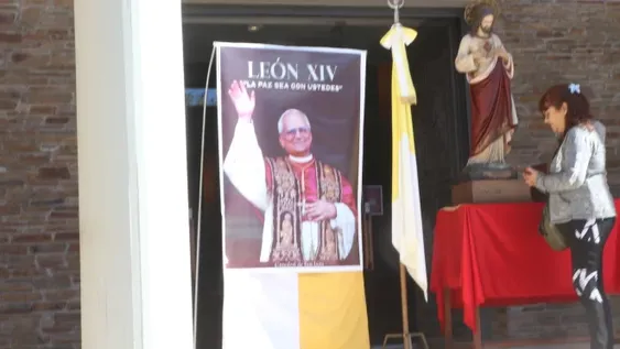 ESPERANZA. Los fieles llegaron hasta el atrio de la Catedral para rezar ante la imagen del Papa León XIV.