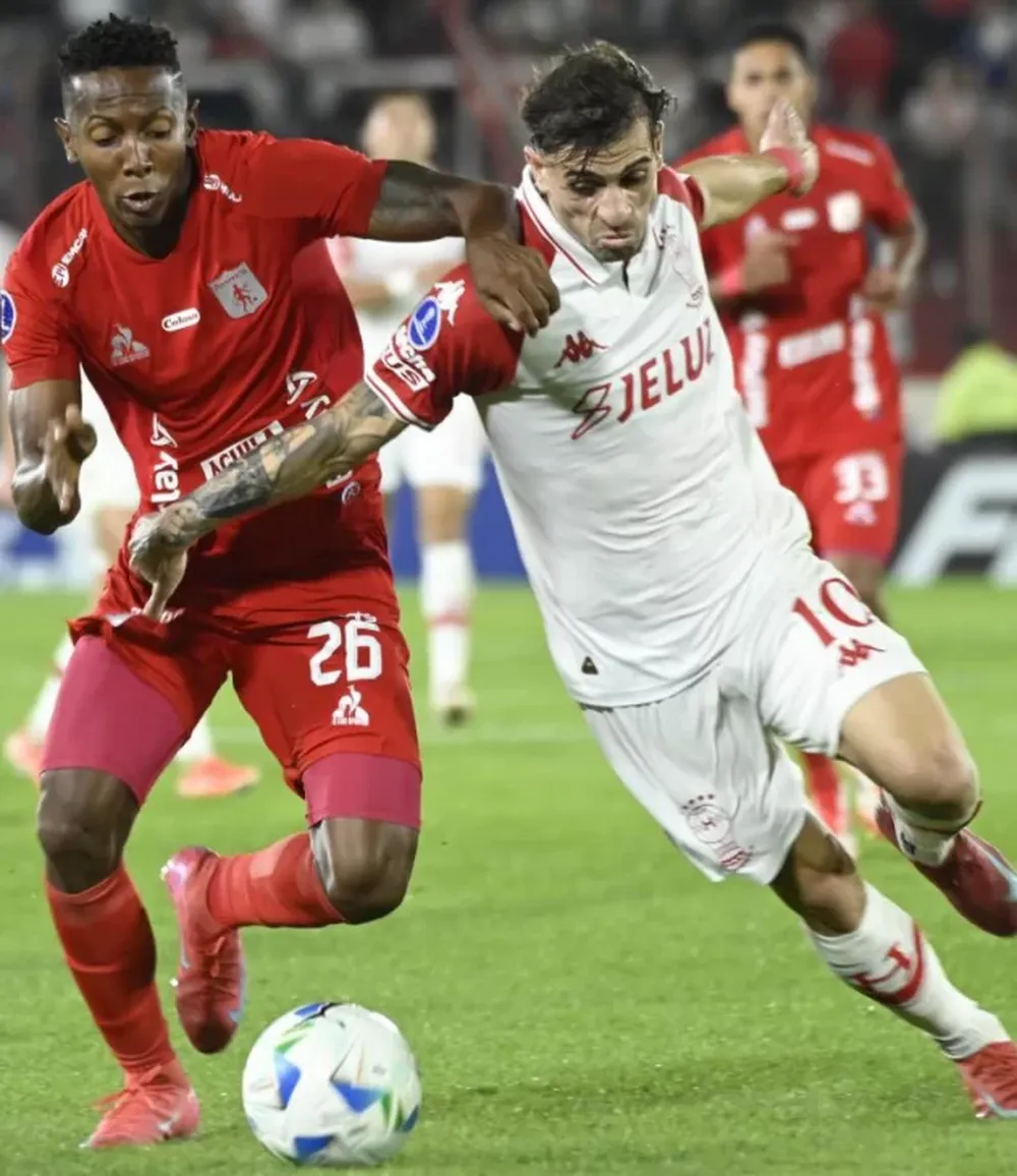 MENA Y MAZZANTTI luchan por una pelota, en un partido intenso.